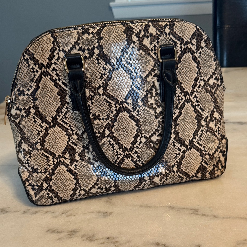 Elegant Black and White Snakeskin Handbag - Picture 2 of 9